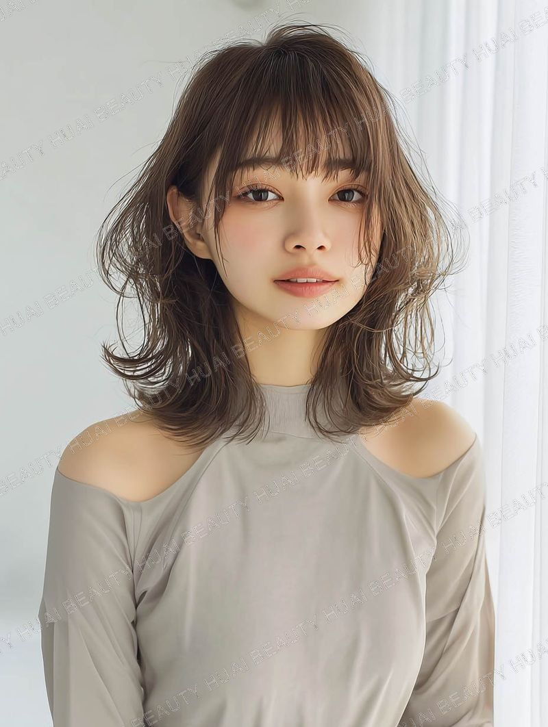 アッシュブラウンのくびれヘアセミロング - ロング